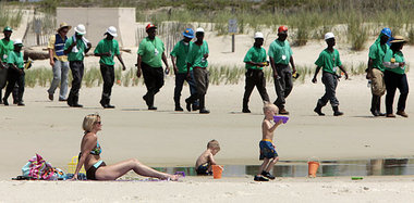 Urlauberin und Ölbeseitigungskolonne am Strand von Dauphin
... Urlauberin und Ölbeseitigungskolonne am Strand von Dauphin
...