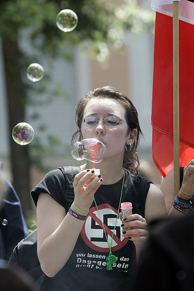 Seifenblasen gegen NPD-Parteitag 2008 in Bamberg Seifenblasen gegen NPD-Parteitag 2008 in Bamberg