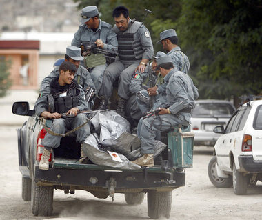Kabul, 2. Juni: Afghanische Polizei transportiert die Leichen zw... Kabul, 2. Juni: Afghanische Polizei transportiert die Leichen zw...