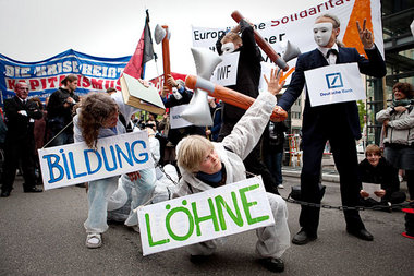 »Von Athen bis Berlin – Banken und Konzerne sollen
f... »Von Athen bis Berlin – Banken und Konzerne sollen
f...