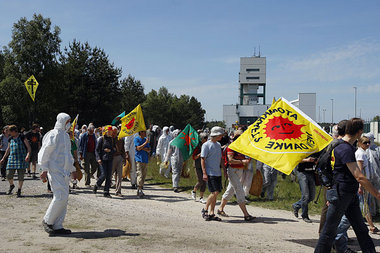 Protest am Jubiläumswochenende: Aktivisten umzingeln das
ge... Protest am Jubiläumswochenende: Aktivisten umzingeln das
ge...
