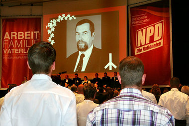 Die Bamberger Kongreßhalle am Freitag: Die NPD gedenkt
ihr... Die Bamberger Kongreßhalle am Freitag: Die NPD gedenkt
ihr...