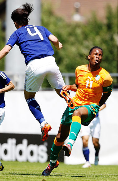 Drogba am Freitag nach einem Zusammenstoß mit dem Japaner
... Drogba am Freitag nach einem Zusammenstoß mit dem Japaner
...