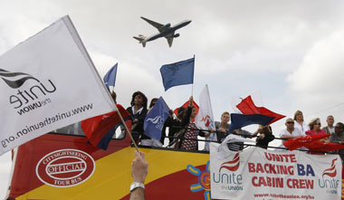 UNITE-Aktivisten beim British-Airways-Streik Ende Mai, London
He... UNITE-Aktivisten beim British-Airways-Streik Ende Mai, London
He...