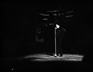 Ernst Busch (1900–1980) singt in seinem eigenen
Lebensfilm Ernst Busch (1900–1980) singt in seinem eigenen
Lebensfilm