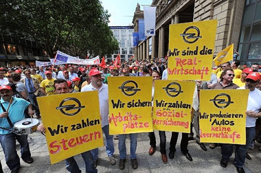 Mitarbeiter des Autobauers am Montag vor der Frankfurter
Bö... Mitarbeiter des Autobauers am Montag vor der Frankfurter
Bö...