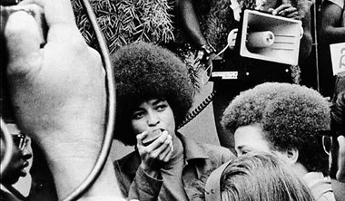 Filmvorführung und Gespräch mit Angela Davis am
Sonnta