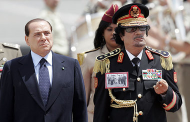 Libyens Staatschef Muammar Al-Gaddafi (r.) tr&auml;gt beim
Staat...