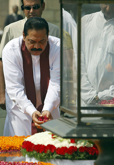 Rajapakse an der Mahatma-Gandhi-Gedenkst&auml;tte in
Neu-Delhi