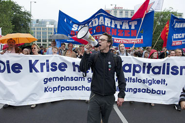 &raquo;Die Krise hei&szlig;t Kapitalismus&laquo;.
Leittransparen...