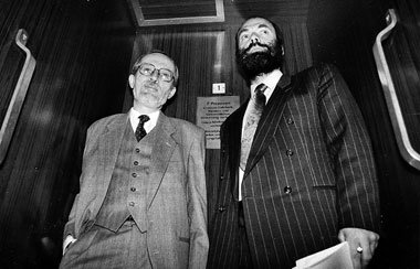 Berlin, 8. April 1990: Lothar de Maizi&egrave;re (l.) und
Markus...