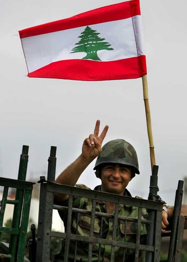 Mit Siegeszeichen – libanesischer Soldat bei der Verlegung in de...