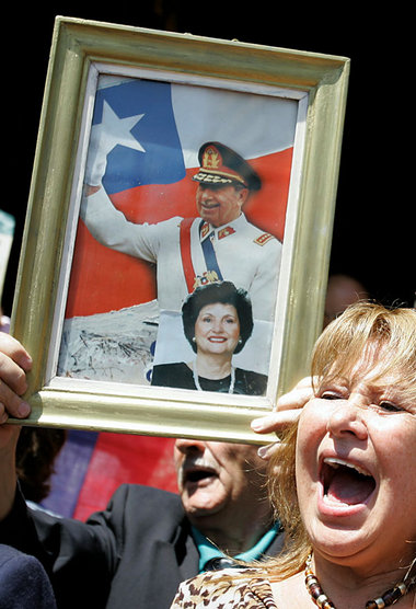 Regelmäßig gehen Pinochets Anhänger in Chile
auf... Regelmäßig gehen Pinochets Anhänger in Chile
auf...