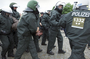 Polizeieinsatz gegen Kundgebungsteilnehmer vor dem Roten
Rathaus... Polizeieinsatz gegen Kundgebungsteilnehmer vor dem Roten
Rathaus...