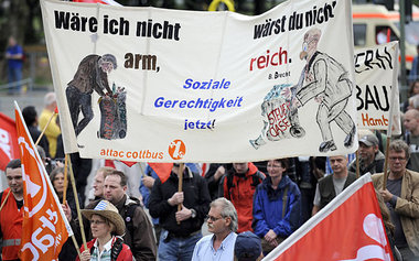 Am vergangenen Sonnabend demonstrierten in Berlin rund 20000
Men... Am vergangenen Sonnabend demonstrierten in Berlin rund 20000
Men...