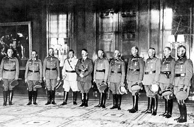 Nach dem »Sieg im Westen« überreicht Hitler am
... Nach dem »Sieg im Westen« überreicht Hitler am
...