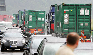 Ohne Rücksicht auf Verluste: Castoren rollen in
Deutschland... Ohne Rücksicht auf Verluste: Castoren rollen in
Deutschland...