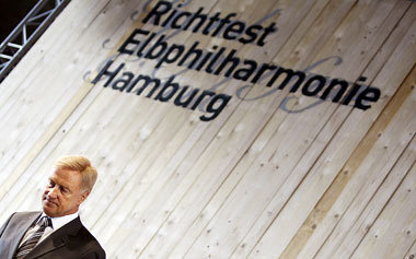 Bei Prestigeprojekten wie der Elbphilharmonie will Ole von
Beust... Bei Prestigeprojekten wie der Elbphilharmonie will Ole von
Beust...