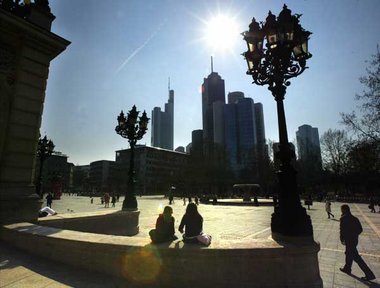 Gielens Tätigkeit im Frankfurter Opernleben blieb weitgehend und...