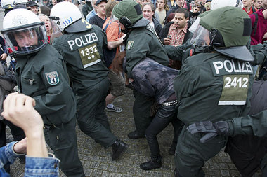 Vor und nach dem Böllerwurf: Polizeiübergriffe bei
der... Vor und nach dem Böllerwurf: Polizeiübergriffe bei
der...