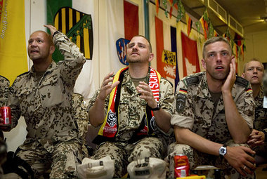 Bundeswehrsoldaten am Freitag in Kundus beim WM-Spiel
Deutschlan... Bundeswehrsoldaten am Freitag in Kundus beim WM-Spiel
Deutschlan...