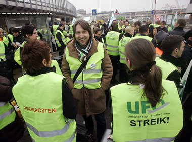 Streik der Unabhängigen Flugbegleiterorganisation (UFO)
bei... Streik der Unabhängigen Flugbegleiterorganisation (UFO)
bei...