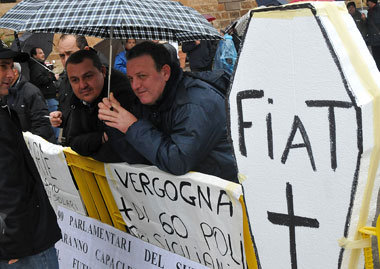 Kampferprobt: Proteste von Fiat-Arbeitern in Turin gegen
Konzern... Kampferprobt: Proteste von Fiat-Arbeitern in Turin gegen
Konzern...