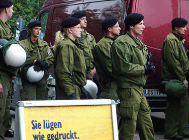 Unter Aufsicht: jW zeigte auf der Krisendemo am 12. Juni in
Berl... Unter Aufsicht: jW zeigte auf der Krisendemo am 12. Juni in
Berl...