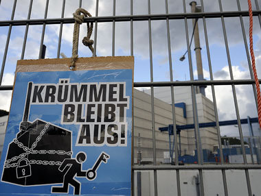 Protest vor marodem Kernkraftwerk Krümmel bei
Geesthacht Protest vor marodem Kernkraftwerk Krümmel bei
Geesthacht