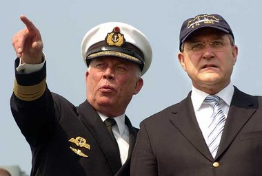 Minister Franz Josef Jung (CDU), rechts, und Marineinspektor, Vi...
