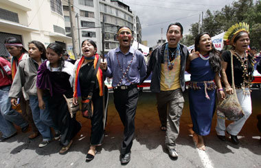 Ecuadors Indígenas – hier bei einer Demonstration
i... Ecuadors Indígenas – hier bei einer Demonstration
i...