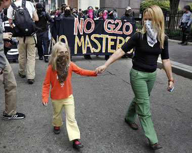 Undemokratische Strukturen: Protestmarsch zum G-20-Gipfel 2009
i... Undemokratische Strukturen: Protestmarsch zum G-20-Gipfel 2009
i...