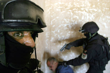 »Antiterrorpolizei« probt die
Aufstandsbekämpfu... »Antiterrorpolizei« probt die
Aufstandsbekämpfu...
