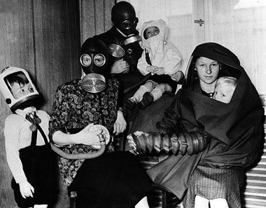 Schutzmittel für die ganze Familie …
(Nazi-Propagand... Schutzmittel für die ganze Familie …
(Nazi-Propagand...