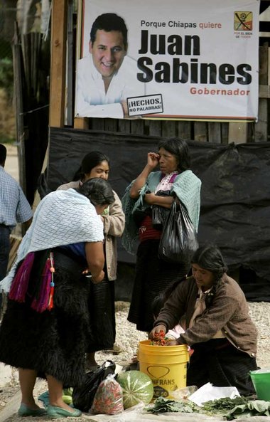 Mexikanerinnen in San Cristobal de las Casas vor einem Plakat de...