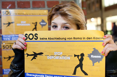 Protestaktion gegen Abschiebungen in den Kosovo Ende 2009 in
M&u... Protestaktion gegen Abschiebungen in den Kosovo Ende 2009 in
M&u...