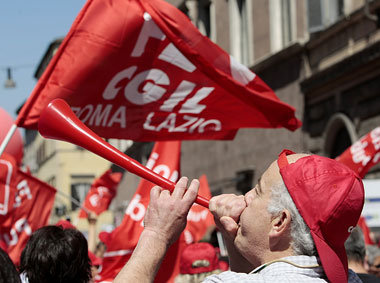 Mit der Vuvuzela gegen Berlusconi: Hunderttausende
demonstrierte... Mit der Vuvuzela gegen Berlusconi: Hunderttausende
demonstrierte...