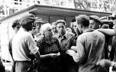 29. Juni 1953: Die Schriftstellerin Anna Seghers diskutiert mit
...