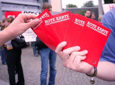 Hamburger Studierende erteilen Studiengebühren bei einer Protest...