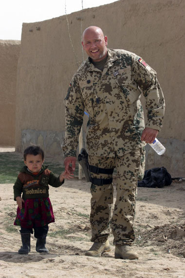 Bundeswehr-PR: Deutscher Soldat geht mit einem afghanischen
Kind... Bundeswehr-PR: Deutscher Soldat geht mit einem afghanischen
Kind...