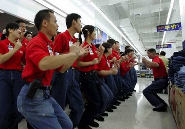Morgendliches Motivationstraining bei Wal-Mart in Schanghai. In ...