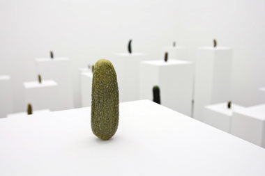 Erwin Wurm: &raquo;Selbstportr&auml;t als Essiggurkerl&laquo;,
A...