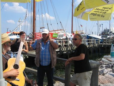 Gestresster Hafenmeister (Mitte) mit Sänger Thomas Putensen und