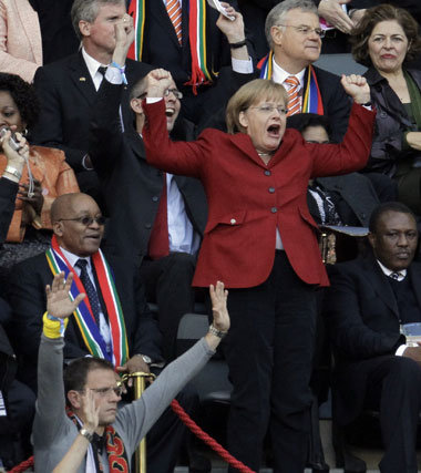 Merkel macht den Breschnew Merkel macht den Breschnew