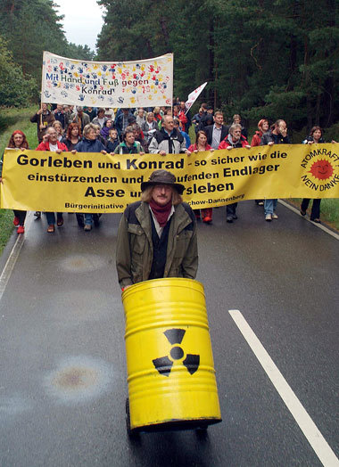 Stra&szlig;en dichtmachen: Demonstration in Gorleben 2007