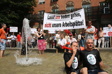 Protest vor dem Berliner Verwaltungsgeb&auml;ude von
Siemens