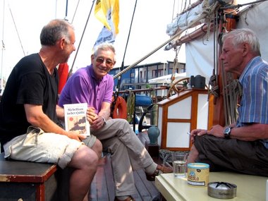 Robert Rosentreter (Mitte) mit Skipper Lutz Buche (links) und jW
