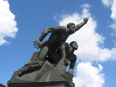 Matrosendenkmal von Wolfgang Eckardt am Rostocker Stadthafen