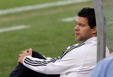 Kaiser, K&ouml;nige und G&ouml;tter m&uuml;ssen drau&szlig;en
bl...