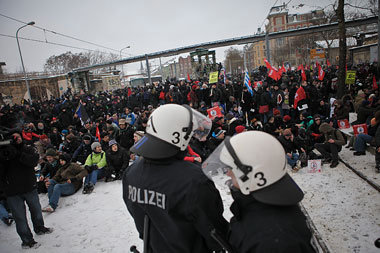 Von Dresden lernen: Erfolgreiche Massenblockaden gegen Neonazis ...